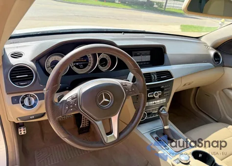 2013 Mercedes-Benz C 250 из США, поврежденный, VIN WDDGJ4HB2DG089470
